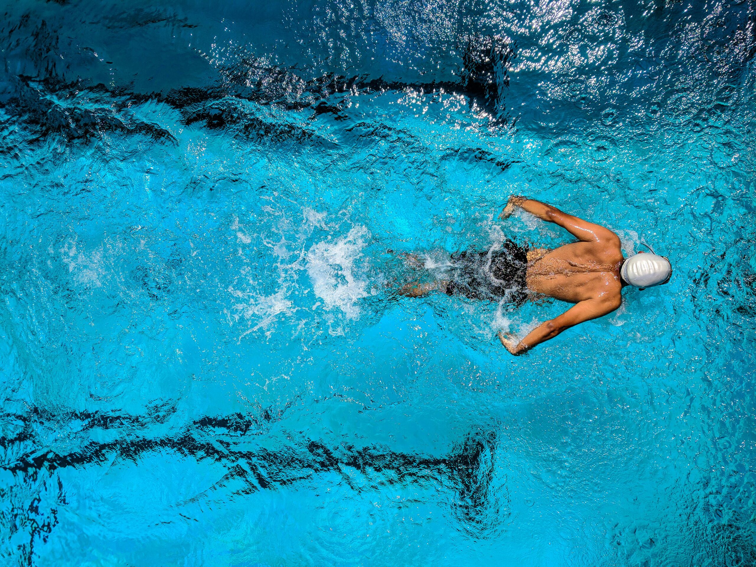 Person, Die Auf Gewässern Schwimmt