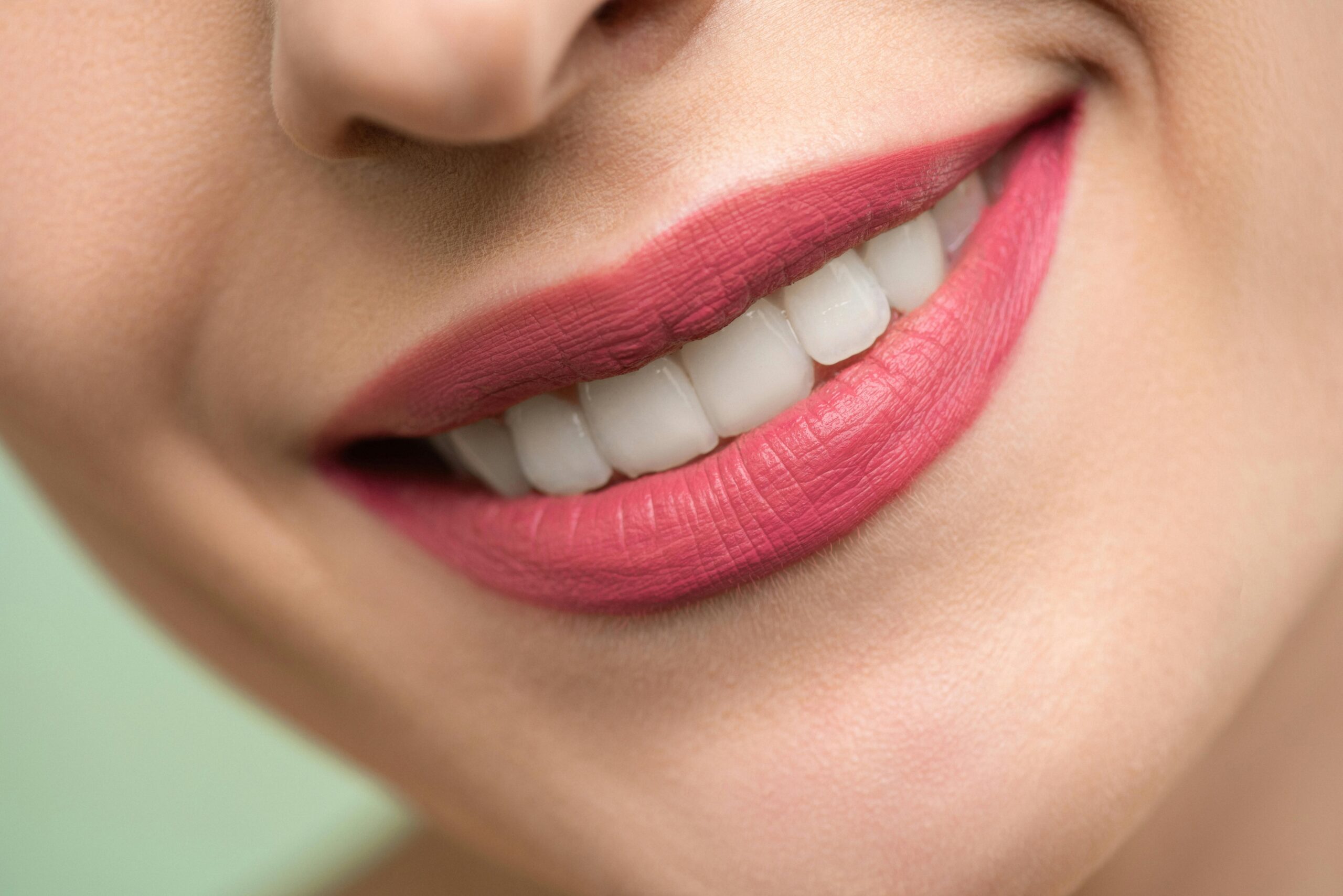 Frau Mit Rotem Lippenstift Lächelnd